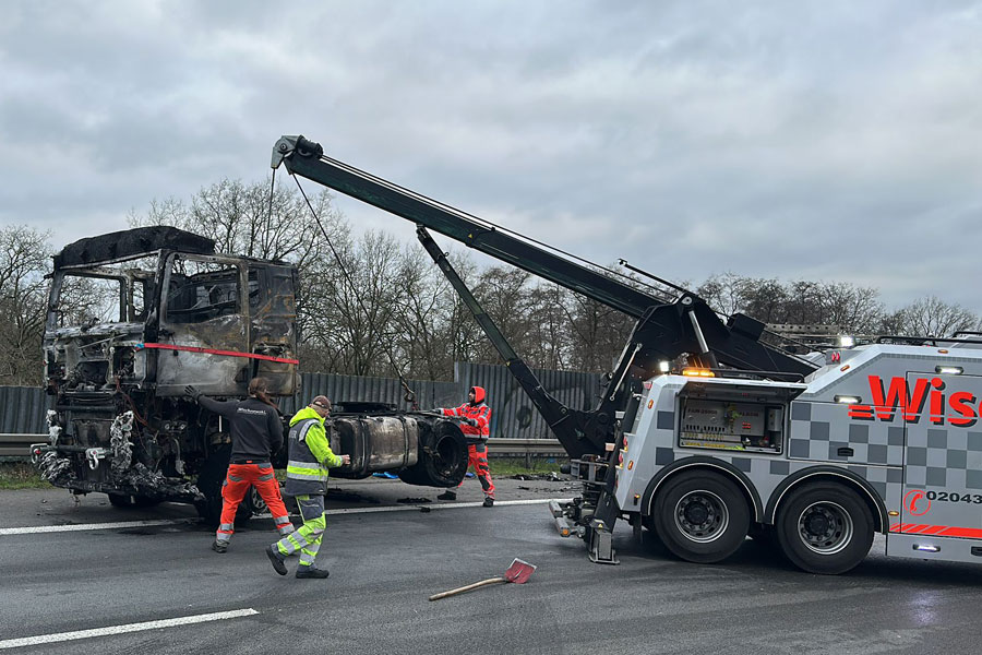 Bergung eines ausgebrannten LKW